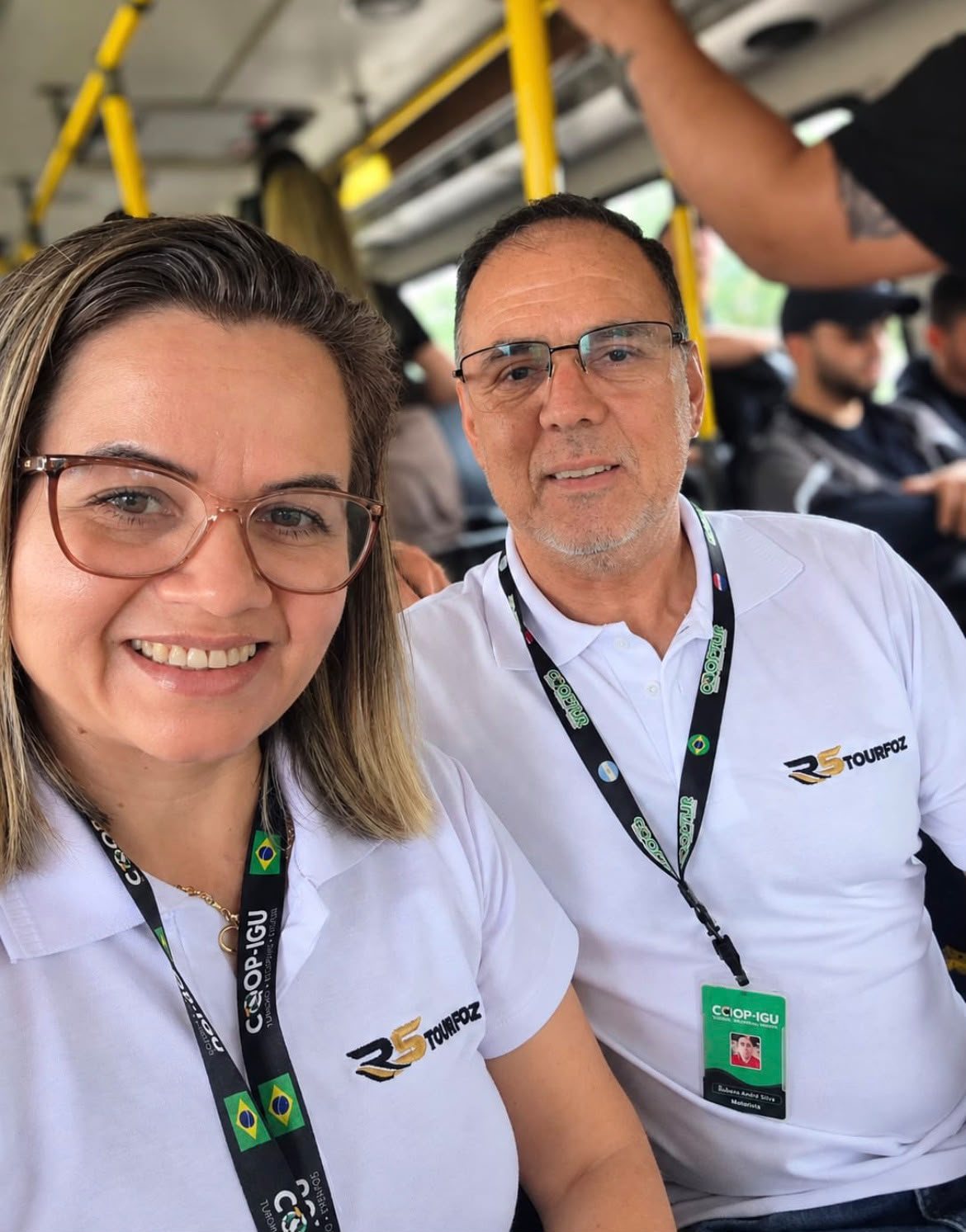Leni e Rubens, responsáveis pela RS Tour Foz, com a camisa da empresa